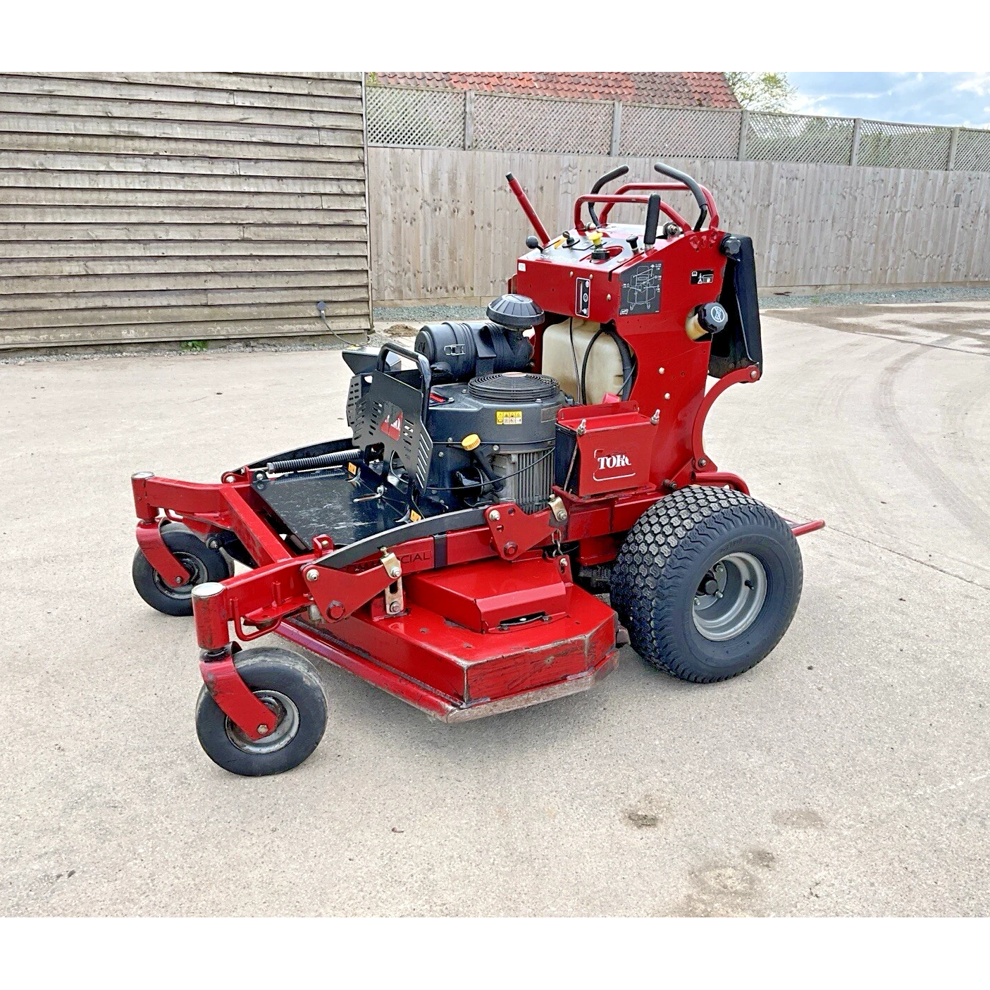 2019 TORO GRANDSTAND 48 INCH ZERO TURN STAND ON LAWN MOWER